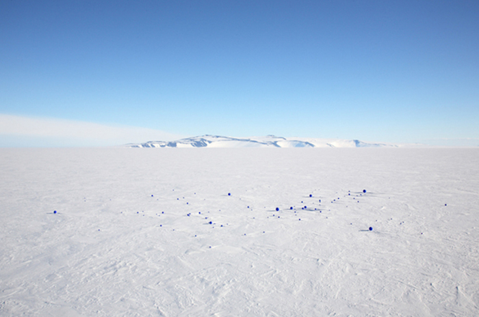 99 шаров она Южном полюсе - инсталляция от Литы Альбукерке (Lita Albuquerque).