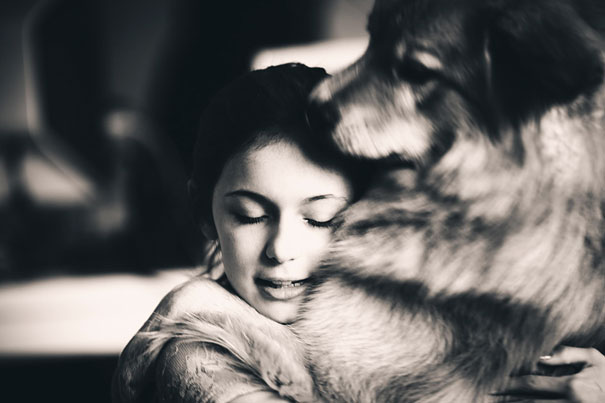 Трогательная фотография объятий собаки и ее хозяйки.