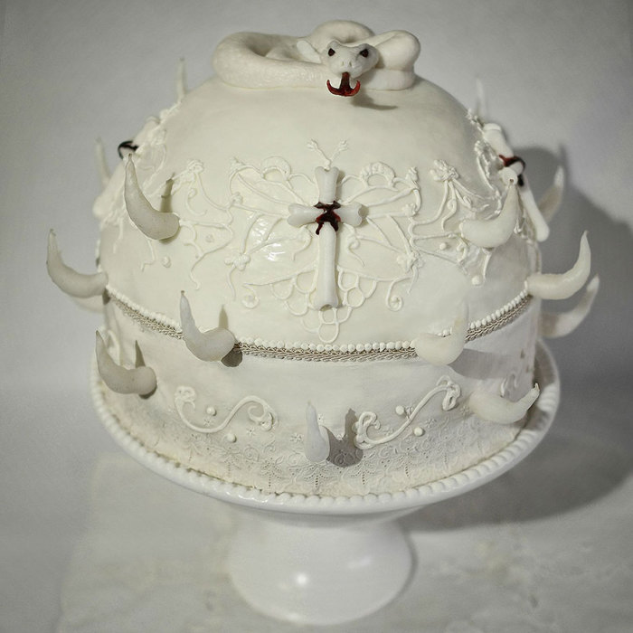 Белый торт со змеей от Кристин Макконнелл (Christine McConnell). 