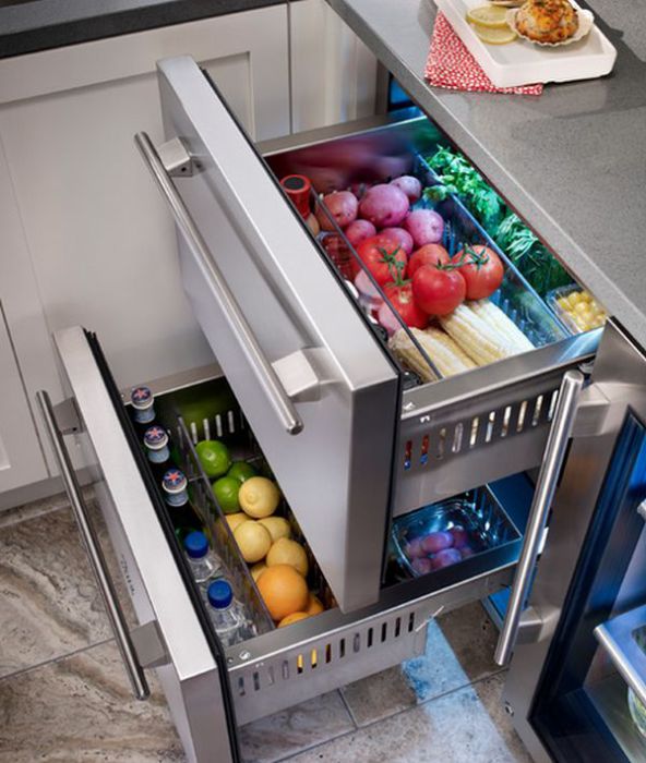 Стильный встроенный холодильник для хранения продуктов.