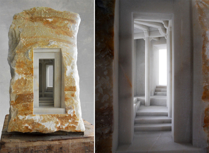Уменьшенные копии элементов древней архитектуры, вырезанные в мраморе.