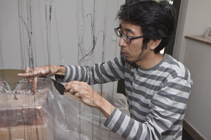 Onishi Yasuaki - автор необычной инсталляции.