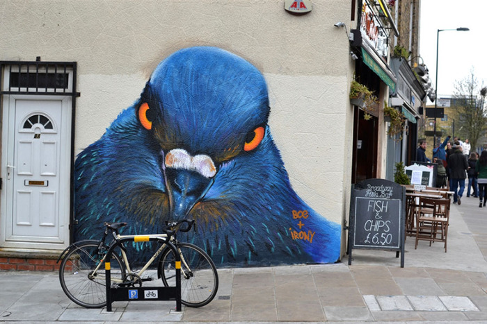 Портрет голубя на городском здании в Лондоне.