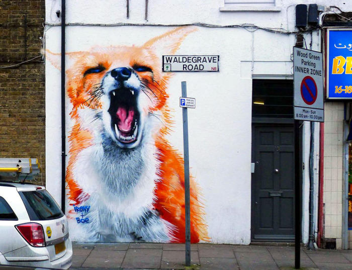 Кричащая лиса на улице Лондона от дуэта Irony & Boe.