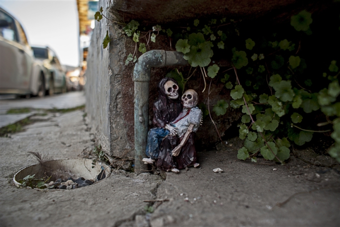 Грустные сценки с участием миниатюрных скелетов на улицах Мексики.