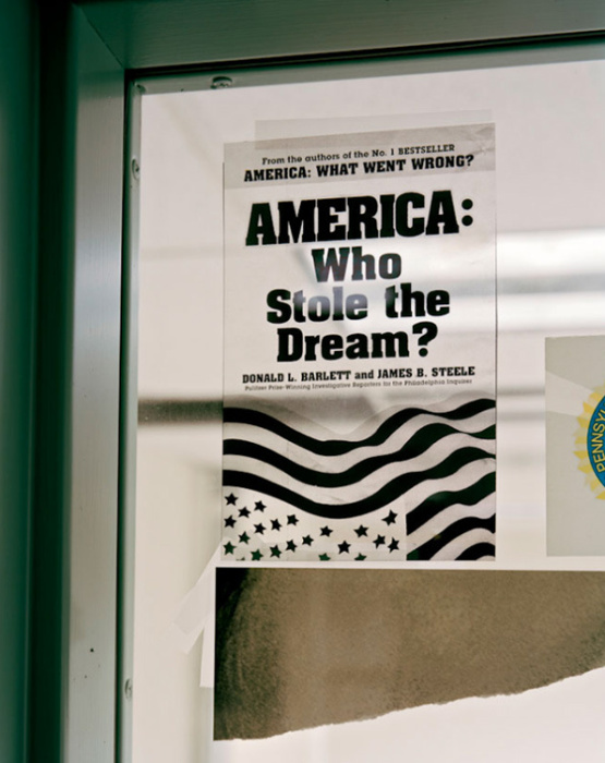 Надпись на плакате: Америка: кто украл мечту?