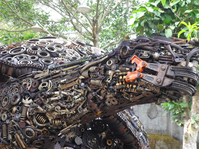 Черепаха из металлических деталей от индонезийского художника.
