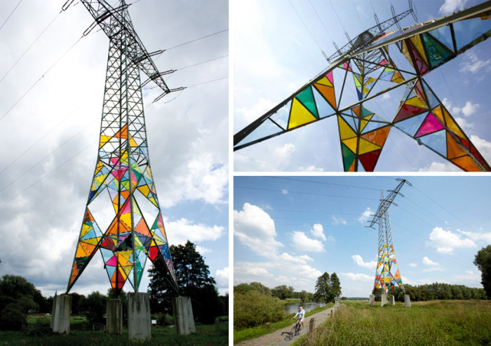 Электрическая башня в роли красочной инсталляции.
