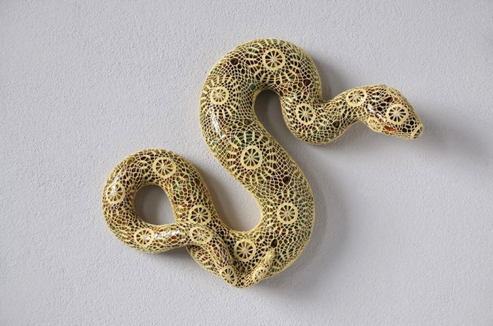 Скульптура змеи в кружевах от Джоаны Васконселос (Joana Vasconcelos). 