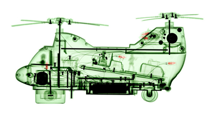 Игрушечный вертолет в свете рентгеновских лучей от Брендана Фитцпатрика (Brendan Fitzpatrick). 