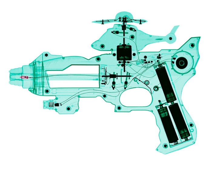 Игрушечный пистолет, просвеченный под рентгеновскими лучами.