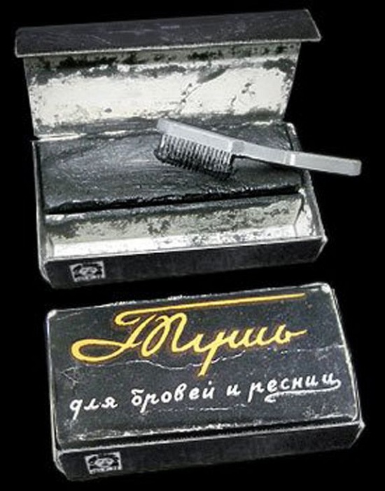 Тушь для ресниц и бровей, в которую предварительно нужно было поплевать. | Фото: kryaker.dwg.ru.