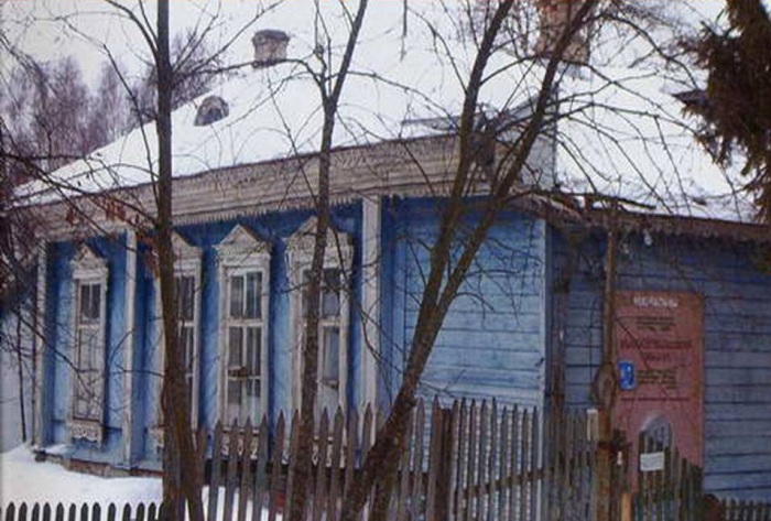 Школа, построенная А. П. Чеховым в с. Мелихово. | Фото: 5literatura.net.