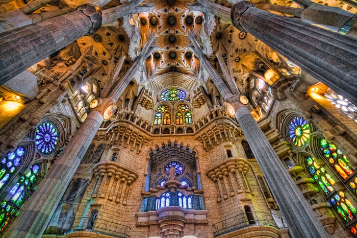 Temple Expiatori de la Sagrada Familia. Внутреннее убранство. | Фото: img-cdn.brainberries.co.
