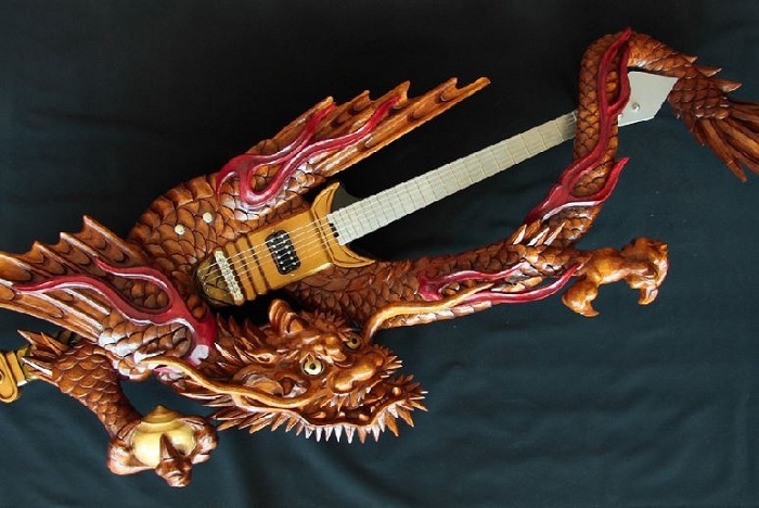 Гитара в виде деревянного дракона.