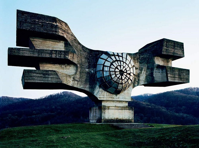 Памятник, возведенный в Югославии.