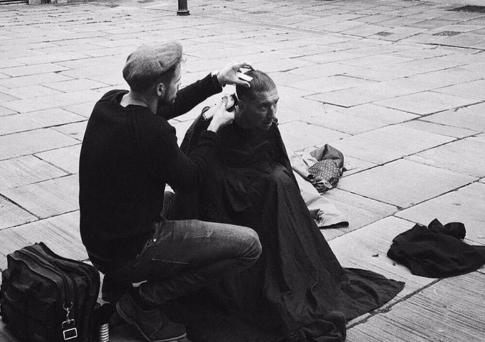 Джошуа Кумбс подстригает людей без крова на улицах своего города.