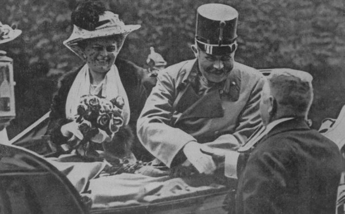 Роковой снимок австрийского эрцгерцога Франца Фердинанда перед гибелью. | Фото: timedotcom.files.wordpress.com.