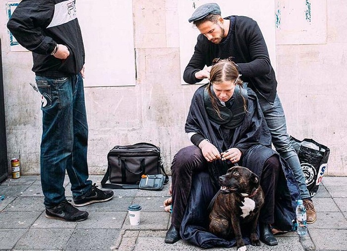 Стилист Joshua Coombes стрижет бездомных на улицах своего города.