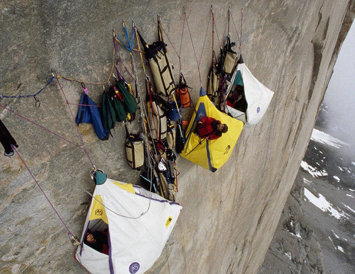 Бесстрашные альпинисты ночуют прямо на скале.