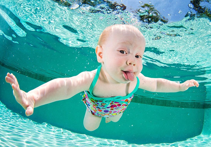 Очаровательный малыш под водой.