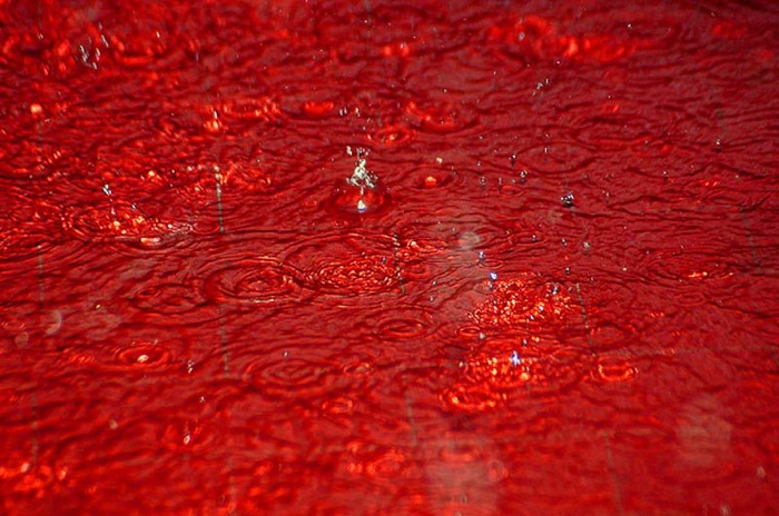 Дождь, окрашенный красным цветом.