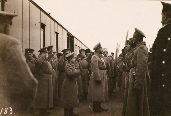 Император Николай II (в центре) с наследником цесаревичем Алексеем.