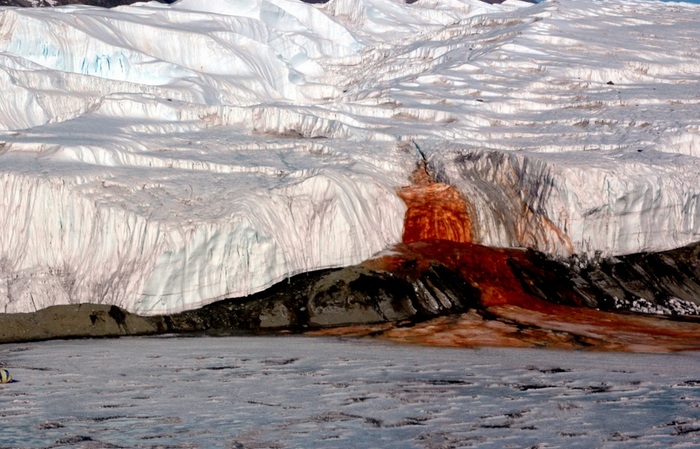 «Кровавый» водопад (Антарктида).