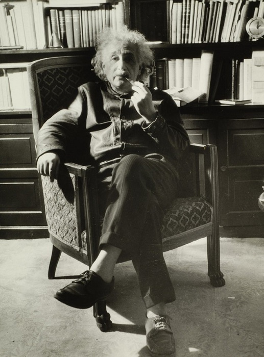 Немецкий физик Альберт Эйнштейн без носков. | Фото: s00.yaplakal.com.