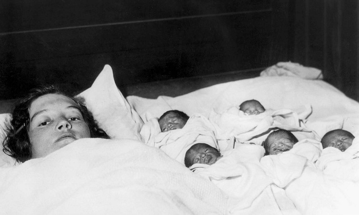 Элзайр Дион со своими новорожденными пятью дочерьми.
