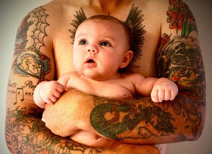 Брутальная нежность: трогательное фото малыша и его татуированного отца.