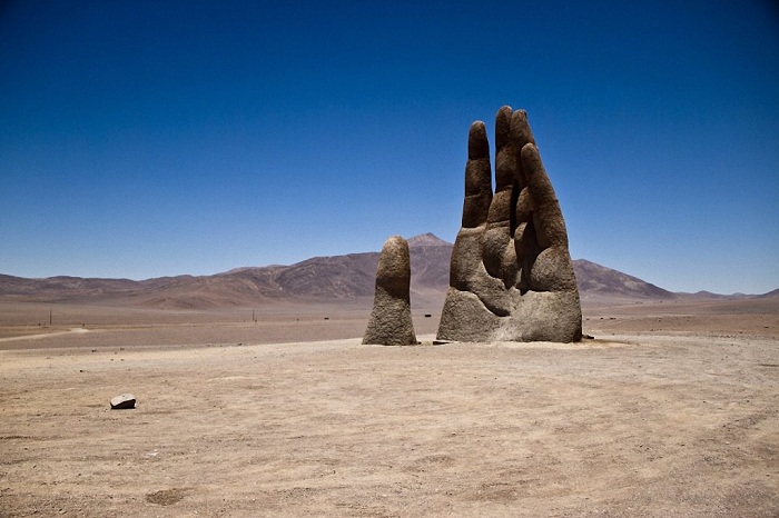 Mano del desierto - скульптура в пустыне Атакама (Чили).