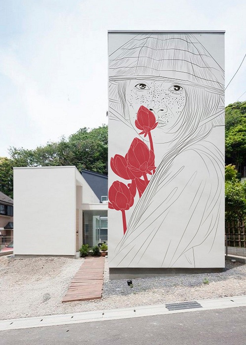 Художница Мария Умиевская расписывает стены домов в Японии.