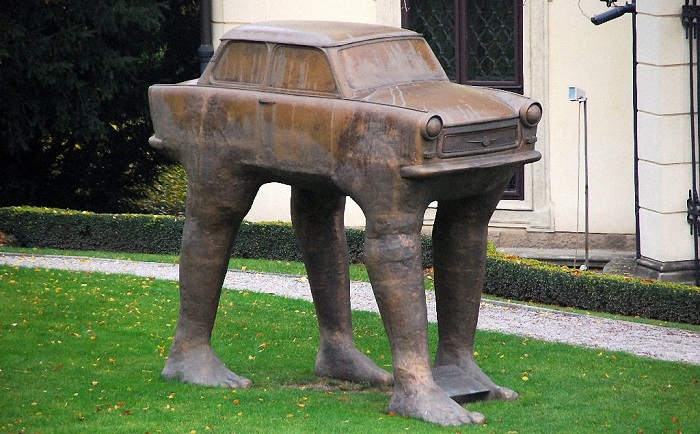 Эта скульптура находится перед немецким посольством в Праге.