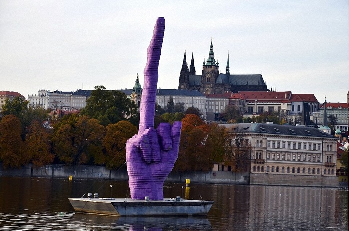 Средний палец – это жест протеста против политического устройства Чехии.
