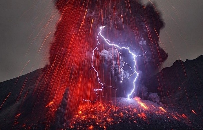 Молния, возникающая во время извержения вулкана.