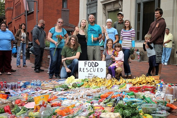 Активисты собрали продукты из баков.