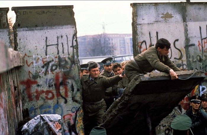 Падение Берлинской стены, 1989 год. | Фото: i.ytimg.com.
