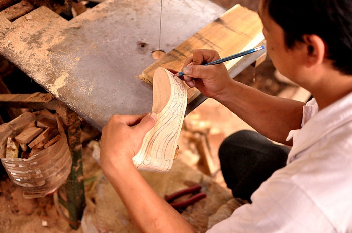 Процесс создания обуви с деревянной подошвой.