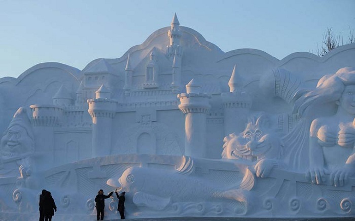 Снежный замок в городе Харбин (Китай).