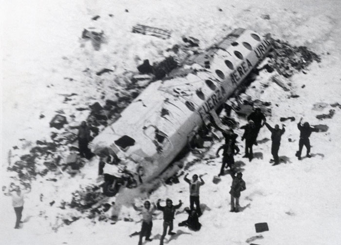 Снимок радующихся выживших после крушения самолета.