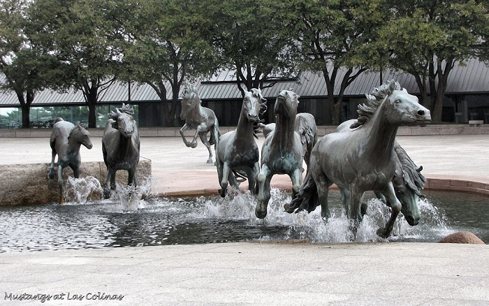 Скульптура, установленная в городе Ирвинг (штат Техас, США).