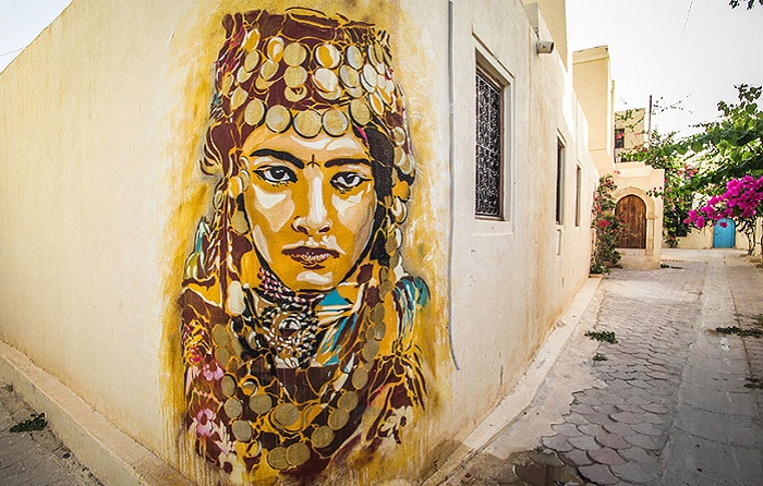 Колоритный street art в деревне Erriadh.