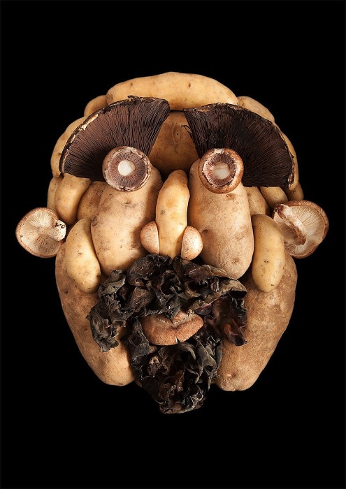 Лицо из картофеля и грибов.
