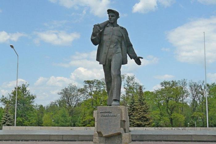Памятник А. Стаханову, установленный в г. Стаханов.