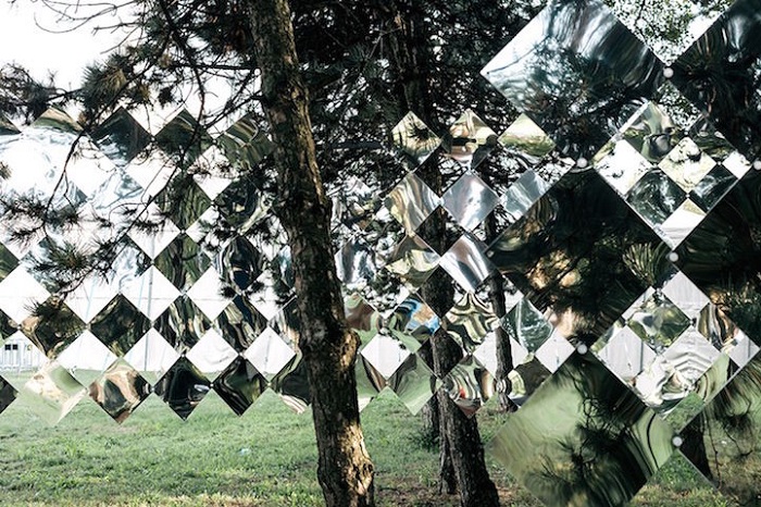 Зеркала, отражающие лес.