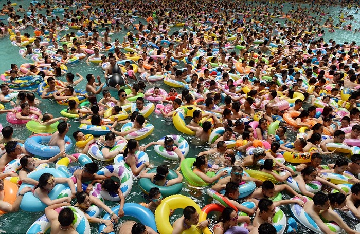 «Мертвое море» - бассейн, в котором помещаются 11 000 человек одновременно.
