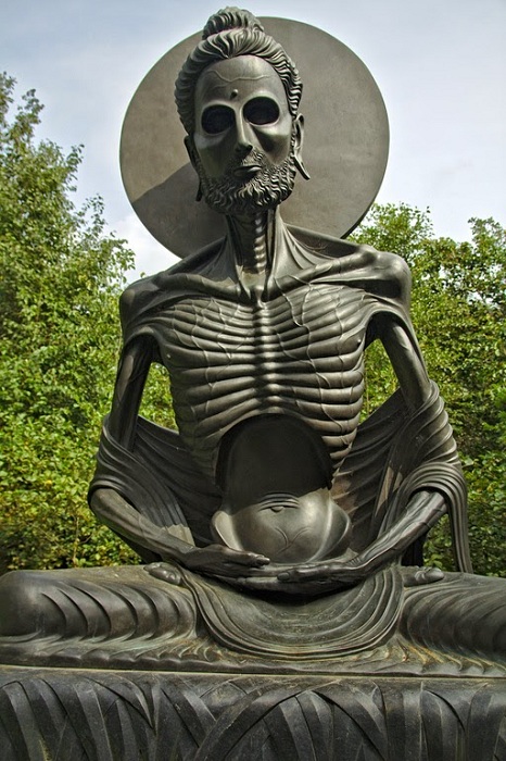 Своеобразная статуя Будды.