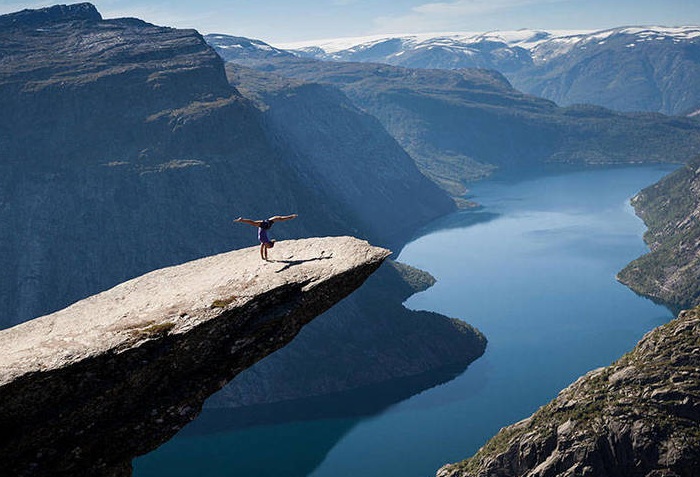 Trolltunga — каменный выступ на горе Скьеггедаль (Норвегия).