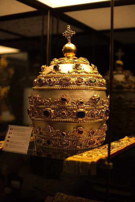 Тиара, тройная корона - знак папского владычества.| Фото: upload.wikimedia.org.